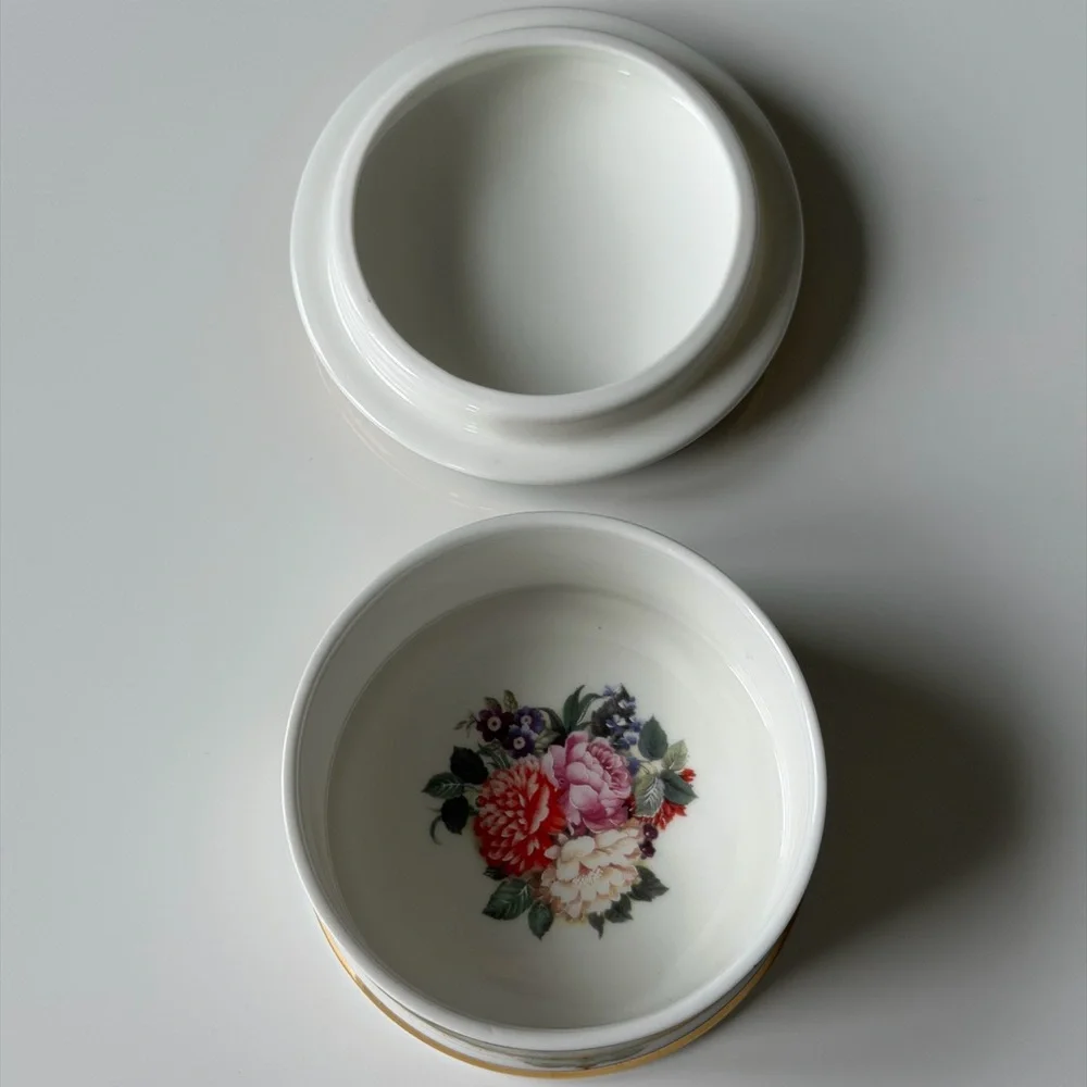 Vintage  Porcelian Staffordshire FALCON CHINA Hand Crafted  Floral Trinket Box